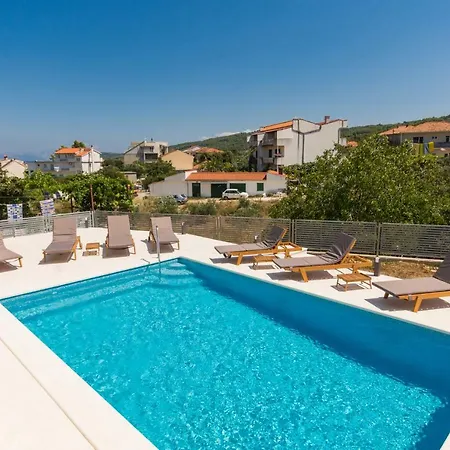 بيت ضيافة Luxury Magico سلاتين